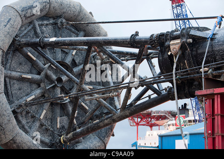 Ein PB150 macht Boje, Wave-Energie-Gerät auf die Docks in Invergordon, Cromarty Firth Schottland. Stockfoto