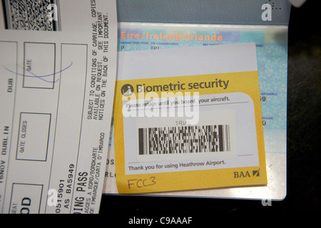 UK Border Kontrolle biometrische Sicherheit Studie Barcode-Aufkleber eingefügt in einen EU-irischen Pass am Flughafen Heathrow in England Stockfoto