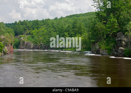 Felsformationen und Wälder entlang Saint Croix River Dalles in Interstate Parks of Wisconsin und Minnesota Stockfoto