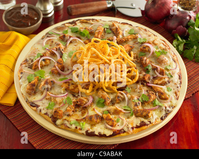 Grill Hähnchen Pizza mit Zwiebelringen Stockfoto