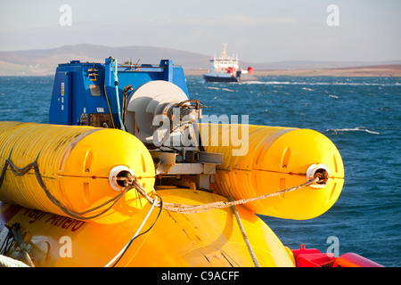 Ein Pelamis P2 Welle Energie Generator auf die Docks am Lyness auf Hoy, Orkney Inseln, Schottland, Vereinigtes Königreich. Stockfoto