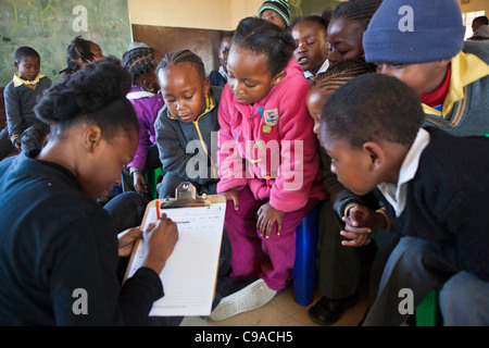 Theater für Leben Akteuren mit Schülern der Grundschule Ithute, Johannesburg. Kinder in der Ausbildung erlernen soziale Fähigkeiten. Stockfoto