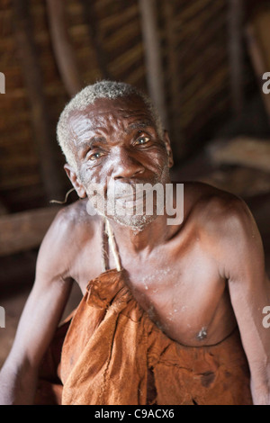 James, einer der Dorfältesten der traditionellen Batwa Pygmäen aus den Bwindi Impenetrable Forest in Uganda. Stockfoto