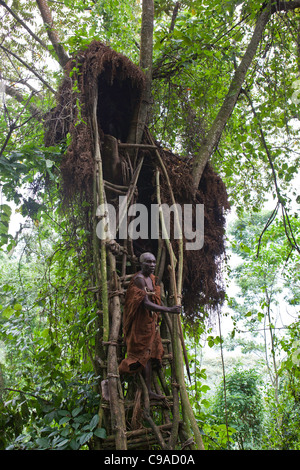 Menschen in Mukuno Dorf, traditionelle Batwa indigener Stamm aus den Bwindi Impenetrable Forest in Uganda. Stockfoto