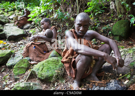 Menschen in Mukuno Dorf, traditionelle Batwa indigener Stamm aus den Bwindi Impenetrable Forest in Uganda. Stockfoto