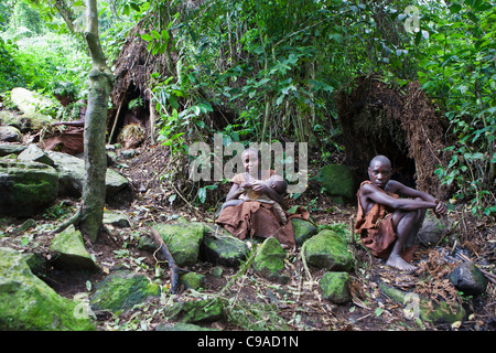 Menschen in Mukuno Dorf, traditionelle Batwa indigener Stamm aus den Bwindi Impenetrable Forest in Uganda. Stockfoto