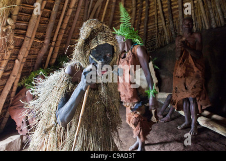 Tanz und Musik als eine Geschichte in Mukuno Dorf, traditionelle Batwa indigener Stamm aus den Bwindi Impenetrable Forest in Uganda. Stockfoto