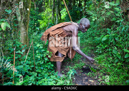 Hunter Mukuno Dorf, traditionelle Batwa indigener Stamm aus den Bwindi Impenetrable Forest in Uganda. Stockfoto