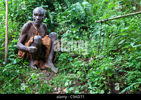 Hunter Mukuno Dorf, traditionelle Batwa indigener Stamm aus den Bwindi Impenetrable Forest in Uganda. Stockfoto