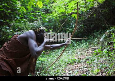 Hunter Mukuno Dorf, traditionelle Batwa indigener Stamm aus den Bwindi Impenetrable Forest in Uganda. Stockfoto