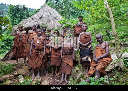 Menschen in Mukuno Dorf, traditionelle Batwa indigener Stamm aus den Bwindi Impenetrable Forest in Uganda. Stockfoto