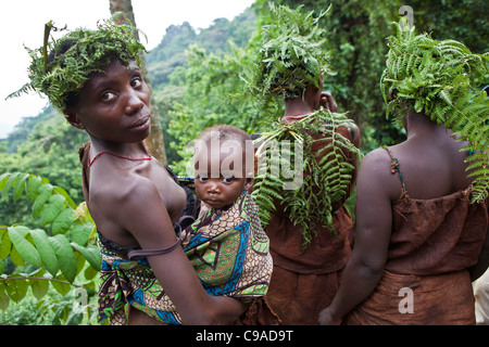 Menschen in Mukuno Dorf, traditionelle Batwa indigener Stamm aus den Bwindi Impenetrable Forest in Uganda. Stockfoto