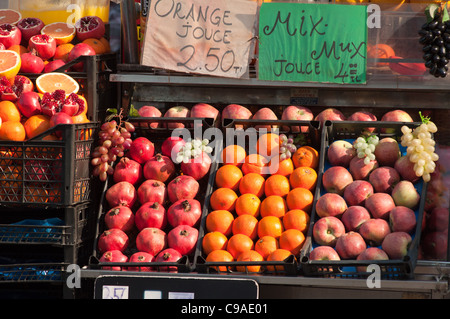Granatäpfel, Orangen und Äpfel zum Verkauf in Istanbul, Türkei. Stockfoto