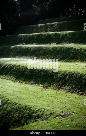 Ein Amphitheater (oder Amphitheater) am Dartington, Devon, Feature, formal, Garten, Rasen, Halle, Gartenanlage, Rasen, Flechten, im Freien, Stockfoto