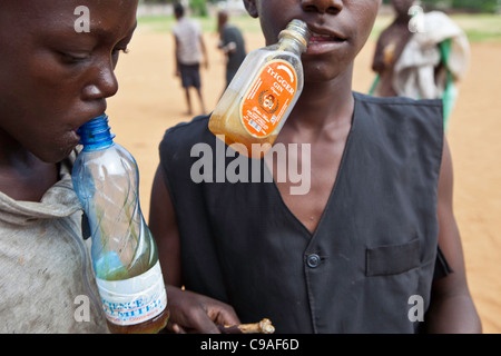 Mombasa, Kenia. Junge Männer hoch auf dem Leim. Die Straßengang Kinder und junge Männer sind offen Klebstoffschnüffeln und Spannungen hoch laufen. Stockfoto