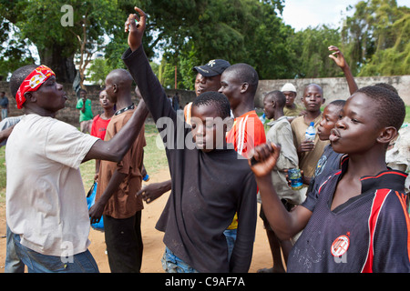 Mombasa, Kenia. Junge Männer hoch auf dem Leim. Die Straßengang Kinder und junge Männer sind offen Klebstoffschnüffeln und Spannungen hoch laufen. Stockfoto