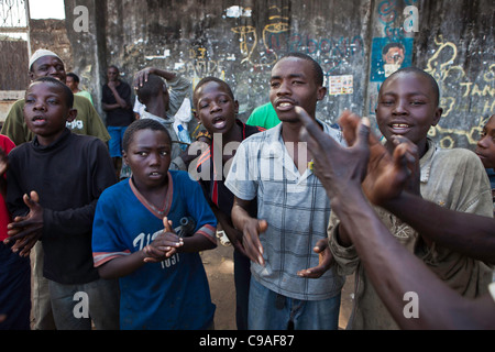 Mombasa, Kenia. Junge Männer hoch auf dem Leim. Die Straßengang Kinder und junge Männer sind offen Klebstoffschnüffeln und Spannungen hoch laufen. Stockfoto