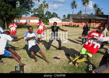 Studenten an der Wema Centre in Mombasa, Kenia, spielen Tauziehen. WEMA bieten ein Rehabilitationsprogramm für Straßenkinder. Stockfoto