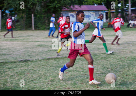 Studenten an der Wema Centre in Mombasa, Kenia, spielen Fußball. WEMA bieten ein Rehabilitationsprogramm für Straßenkinder. Stockfoto