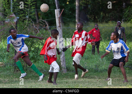 Studenten an der Wema Centre in Mombasa, Kenia, spielen Fußball. WEMA bieten ein Rehabilitationsprogramm für Straßenkinder. Stockfoto