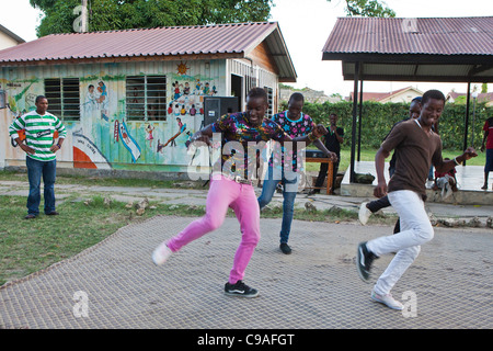 Studenten an der Wema Centre in Mombasa, Kenia, führen ein Tanzprogramm. WEMA bieten Rehabilitation für Straßenkinder. Stockfoto