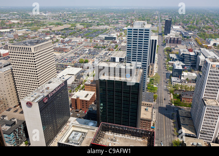 Luftaufnahme der Innenstadt von Columbus, Ohio aussehende Osten auf breiter Straße von James A. Rhodes State Office Building. Stockfoto