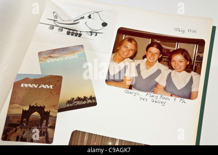 1970s Pan American Airline Crew Scrapbook Page mit Cheryl Acrey, Patti McConville und Mary Ann Kearney in einer Boeing 747 Galley, 1974 Stockfoto