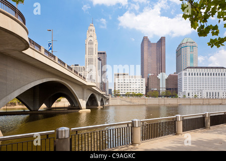 Stadtbild der Innenstadt von Columbus, Ohio vom Fuße des Broad Street Bridge über den Scioto River aus gesehen. Stockfoto