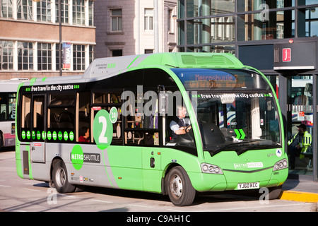 Ein Hybrid-Diesel-Elektro-Shuttle-bus das heißt einen kostenlosen Bus-Service rund um Stadtzentrum von Manchester, UK. Stockfoto