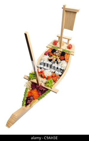 Satz von Sushi auf Holzständer in Form des Bootes isoliert auf weiss Stockfoto