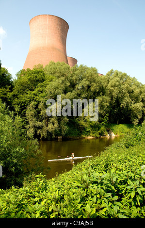 Einzelne Ruderer am Fluss Severn mit der Ironbridge (Buildwas) Power Station Kühltürme im Hintergrund. Stockfoto