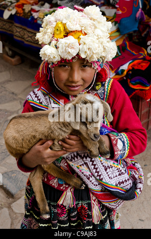 Junges Mädchen mit Lamm tragen traditionelle Kostüm Quechua in Aguas Calientes Machu Picchu Cusco Region Peru Stockfoto