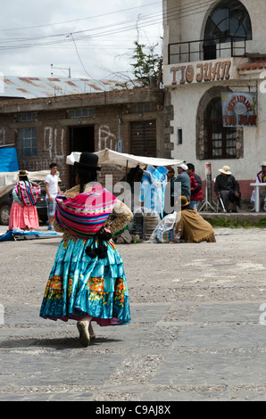 Frauen tragen traditionelle peruanische Kostüm Wandern in Straße Chucuito Puno Peru Stockfoto