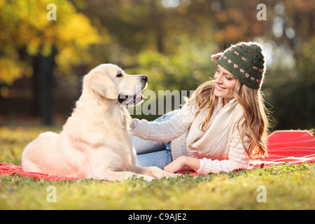 Mädchen spielen mit einem Labrador Retriever Hund Stockfoto