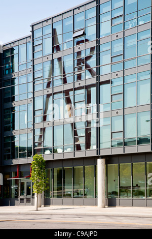 Kunstskulptur von Doris Shlayn spiegelt sich auf Glas Wohnhaus auf der Columbus Hochschule für Kunst und Design n Columbus, Ohio Stockfoto