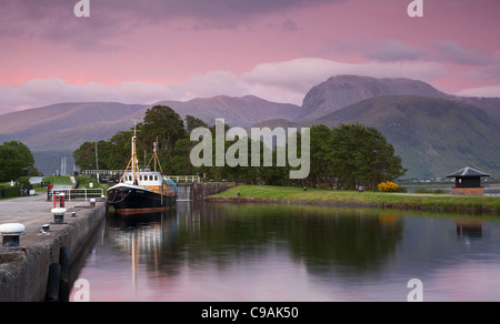 Blick auf den kaledonischen Kanal von Corpach Ben Nevis in der Nähe von Fort William Stockfoto