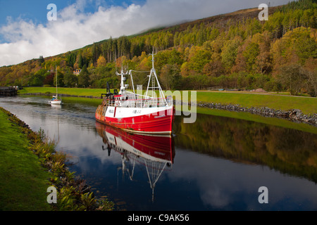 Angelboot/Fischerboot auf dem kaledonischen Kanal am Gairlochy Stockfoto