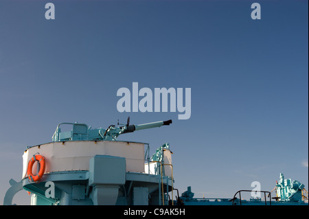 Kanone auf blauen Himmel. Alten Kriegsschiff aus dem zweiten Weltkrieg in den Hafen von Gdynia Stockfoto