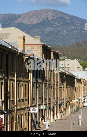 Die koloniale Architektur der Salamanca Place mit Mount Wellington im Hintergrund. Hobart, Tasmanien, Australien Stockfoto