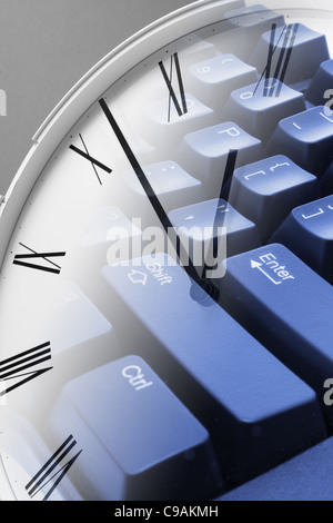 Uhr und Computer-Tastatur Stockfoto