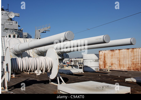 Drei 16-Zoll-Gewehren auf der USS Iowa achtern Pistole Batterie Stockfoto