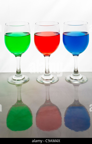 drei Gläser Wein mit roten, blauen und grünen Flüssigkeit für die RGB-Farben Stockfoto
