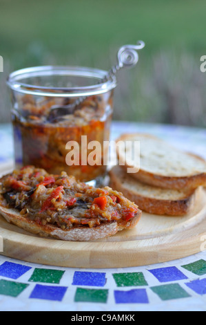 Gebratene Auberginen mit Toast Brot verteilt Stockfoto