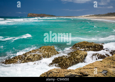 Die zerklüftete Küste von Fraser Island mit Indian Head in der Ferne. Fraser Island, Queensland, Australien Stockfoto