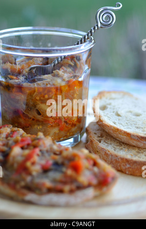 Gebratene Auberginen mit Toast Brot verteilt Stockfoto