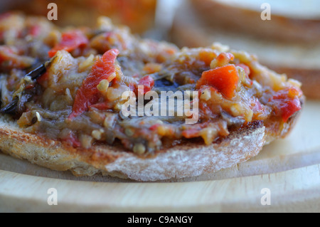 Gebratene Auberginen mit Toast Brot verteilt Stockfoto