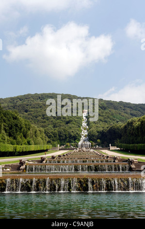 Caserta. Campania. Italien. Blick auf den kleinen Wasserfällen oder gestuften Kaskaden des Brunnens von Venus und Adonis. Stockfoto