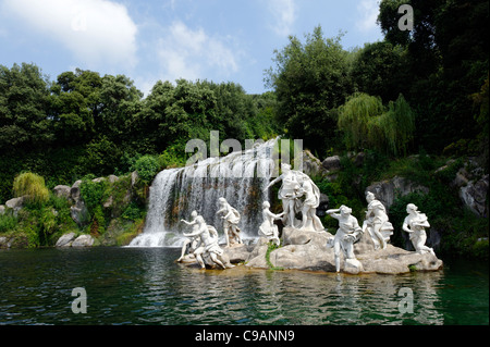 Blick auf Caserta des Brunnens von Diana und Aktäon, in denen die große Kaskade, ein Wasserfall stürzt einige 75 Meter hoch. Stockfoto