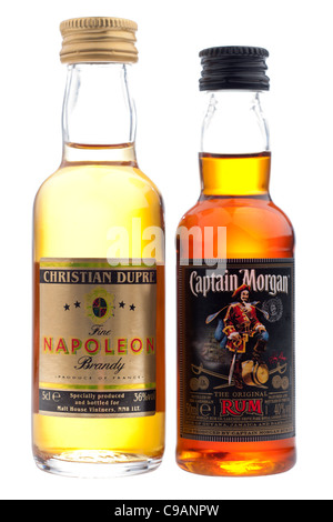 Zwei Miniatur Flaschen Spirituosen eine 5 cl Flasche Christian Dupre feine Napoleon Cognac und eine 50ml der Captain Morgan rum Stockfoto