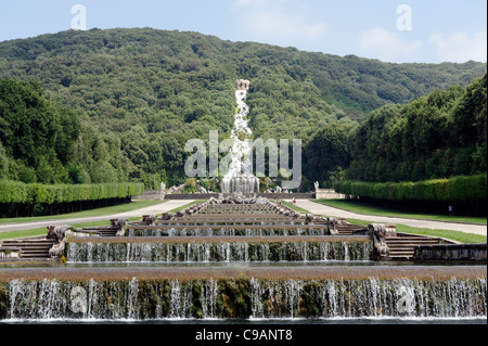 Caserta. Italien. Blick auf den kleinen Wasserfällen oder gestuften Kaskaden des Brunnens von Venus und Adonis. Stockfoto